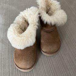It’s Very Nice UGG Australia There For little Girls The Size Is 6 The Color Is Camel 