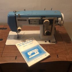Vintage Dressmaker S-3000 Sewing Machine 