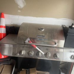 Portable Gas Grill W/Side Burner And 4 Burners (propane)