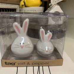 Salt & pepper Shakers Set ..pairs nicely With Rae Dunn !!