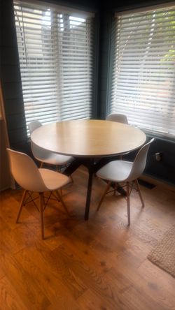 Round Dining Table with 4 Chairs