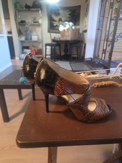 Lovely Michael Kors Elena Snakeskin and Black Patent Heels with Goldtone back heel zipper. 3.5” heel. These shoes are well loved more so evident from 