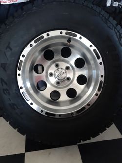 Bendo un set de Rines nuevos con llantas nuevas para tacoma de 5 birlo