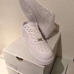Nike Air Force 1 Triple White