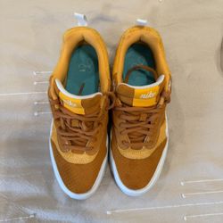 Women’s Nike Air Max 1 in suede/leather, gently used or excellent condition: