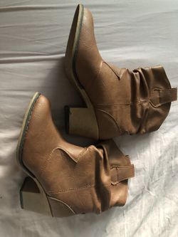 New size 6 women’s boots never worn.