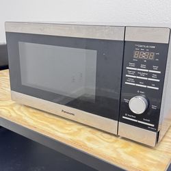 Panasonic 1100W Microwave – Works Great (MUST GO ASAP)