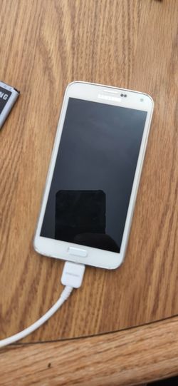 SAMSUNG S5 cell phone . excellent condition