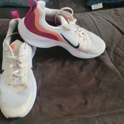 Women's Size 10 Nike Shoes 