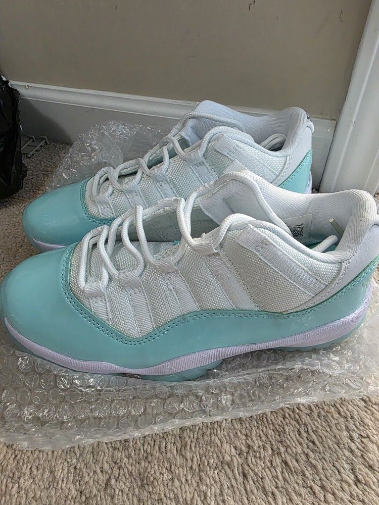 Womens 8' Jordan 11s Retro Low Igloos