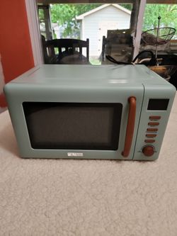Haden 700 Watt 0.7 Cubic Foot Microwave Oven with Digital Controls, Turquoise