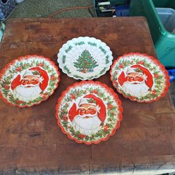 SET OF VINTAGE PLASTIC XMAS SERVING TRAYS