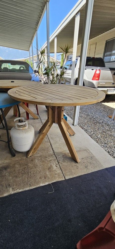 Round wood table