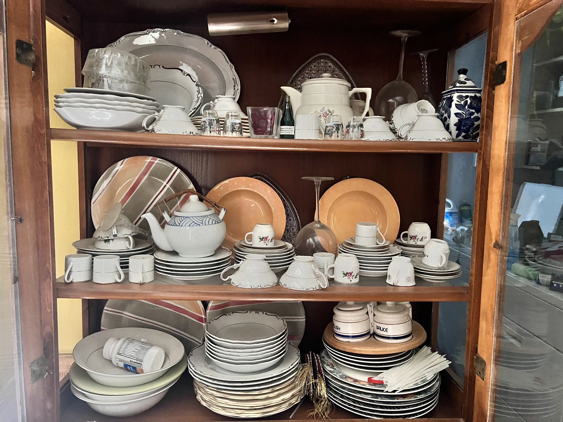 China Dishes / Cabinet 