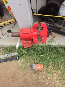 Big pivoting vice 7 inch jaws approx 75 lbs