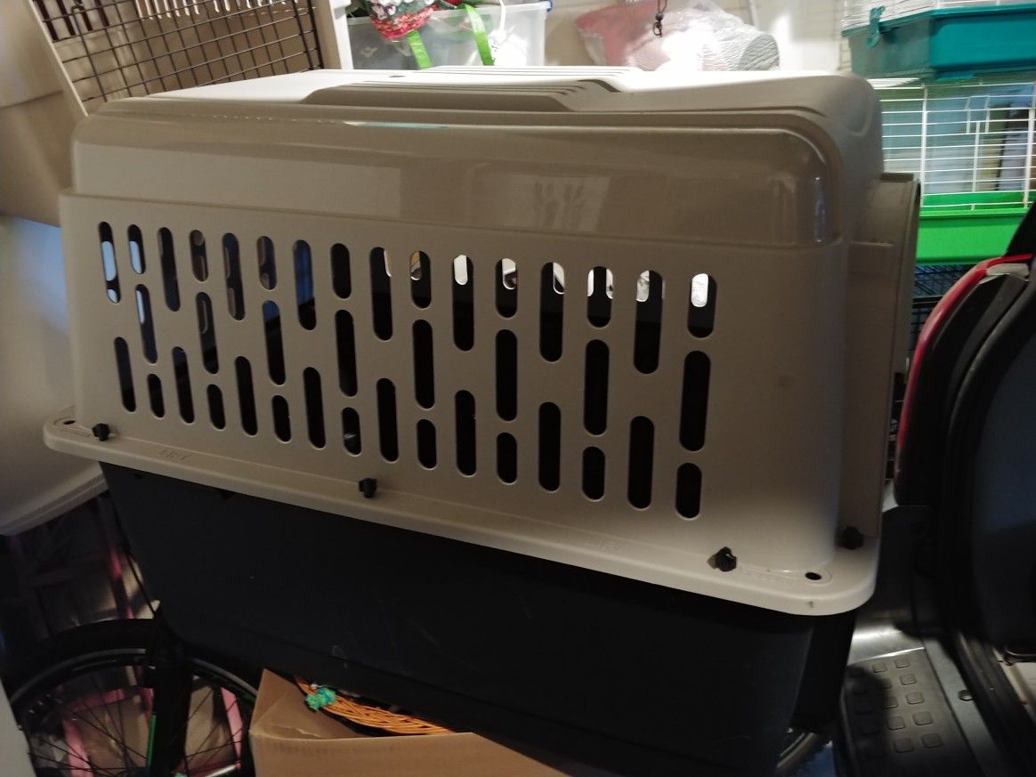 Extra Large dog crate/kennel w/pad Like New Condition