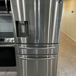 SAMSUNG 4-DOOR REFRIGERATOR FOR SALE!  