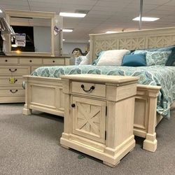 [SPECIAL] Bolanburg Antique White Panel Bedroom Set