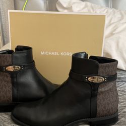 Micheal Kors Boots