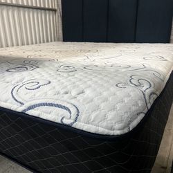 Nice 💙💛KING 💙💛MATTRESS AND 💙💛BOX SPRING 