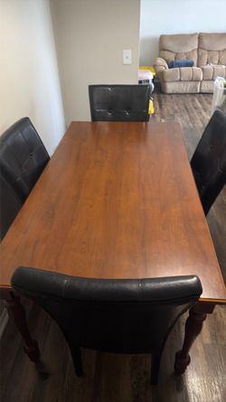 Mesa de comedor de cuatro sillas