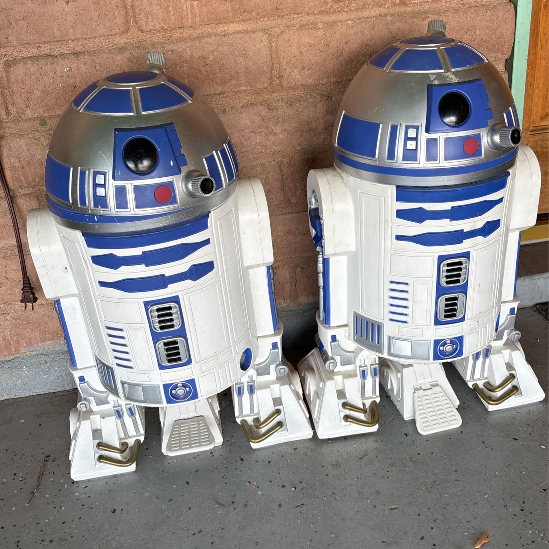 2 Very Special Collectible R2 D2’s 200$ Ea