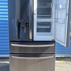 Hermoso Refrigerador LG En Acero Inoxidable negro, muy limpio y trabajando perfectamente