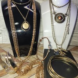 #1653, LOT OF GOLD AND SILVER TONE VINTAGE JEWELRY.
