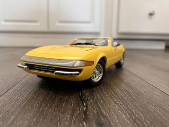 Diecast 1/18 scale RARE Hotwheels Ferrari 365 GTS/4 Yellow Daytona Spider