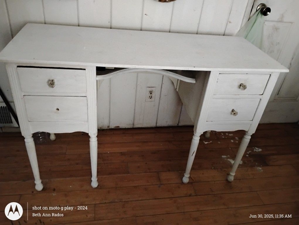 Old White Antique Desk With 4 Drawers