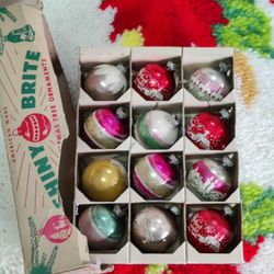 BOX OF VINTAGE GLASS XMAS BALLS