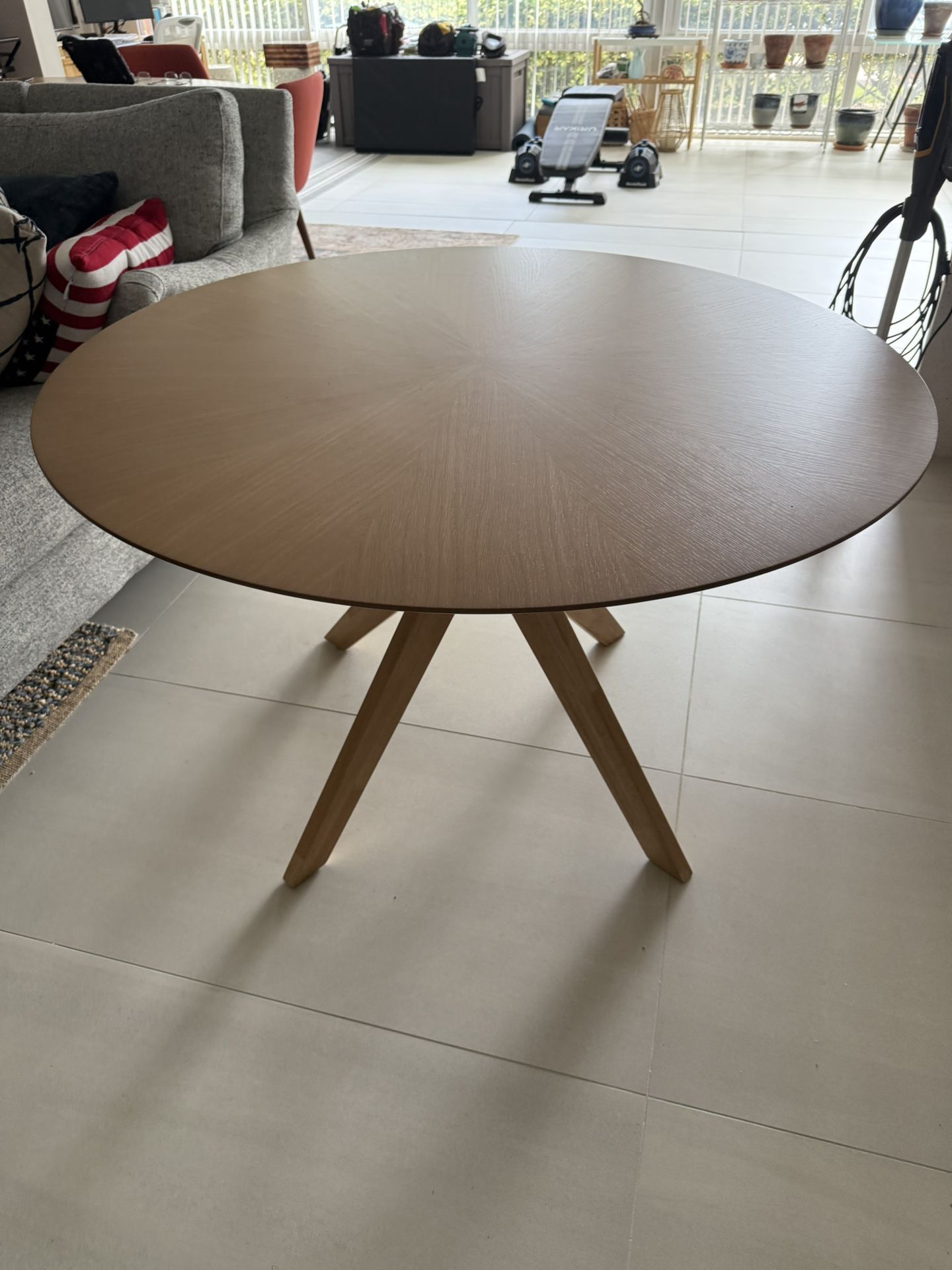 Round Modern Table 200$ Cash