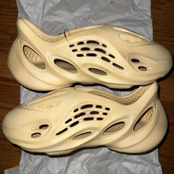adidas Men’s Yeezy Foam Runner Desert Sand Size 12 GV6843