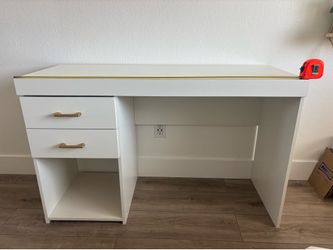 White desk with drawers