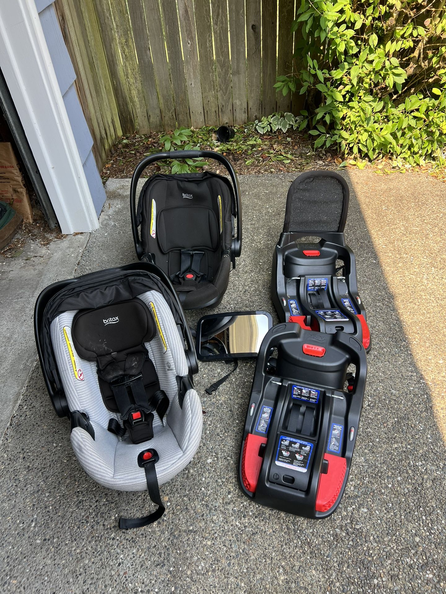 2 Britax car seats and car seat bases