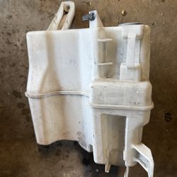 2010 to 2015 toyota prius windshield wiper fluid bottle