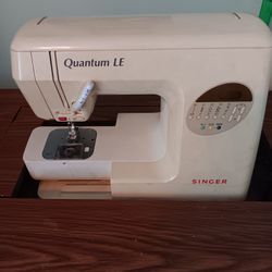 Quantum LE Singer Sewing Machine 