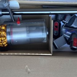 Dyson V15 Detect W/Box & attachments
