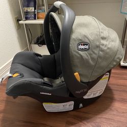 Chicco Infant Car Seat with Two Base 