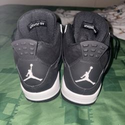 Jordan’s 4 Retro White Thunder 