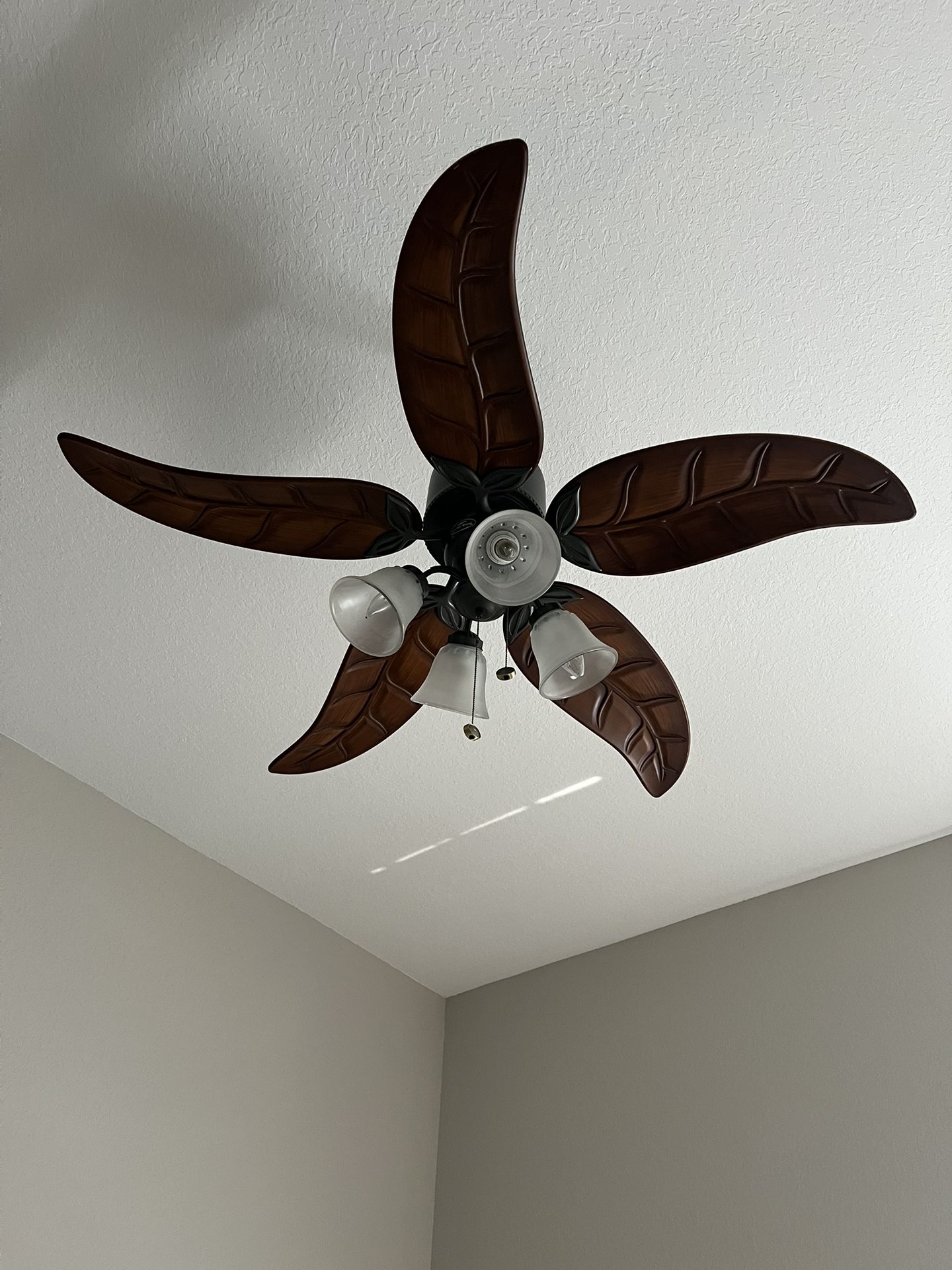 Ceiling Fan With Leaf Blades