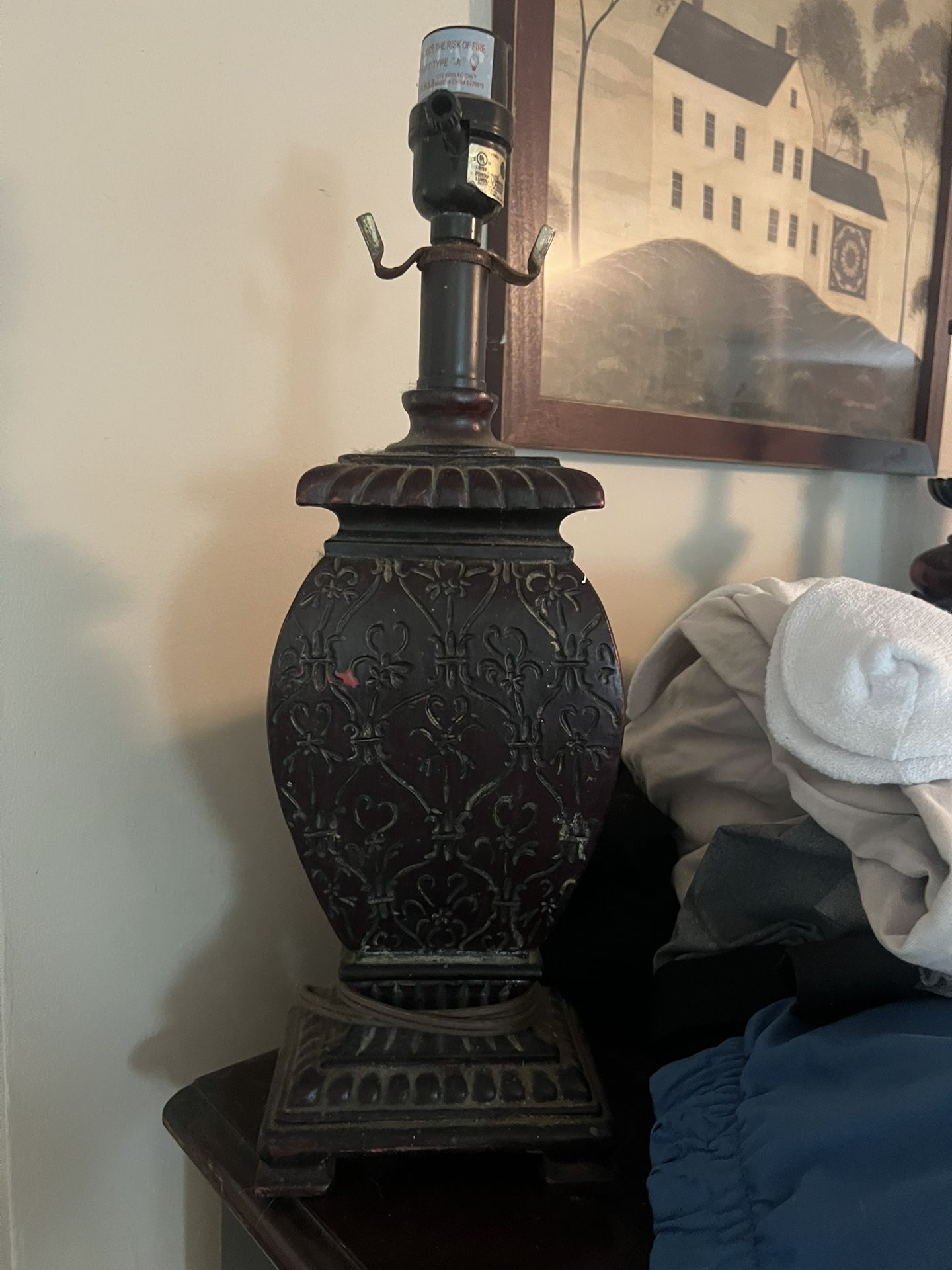Victorian Revival Cast Metal Table Lamp – Fleur-de-Lis Embossed Urn Base