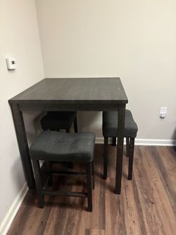 Dinning room table and chairs