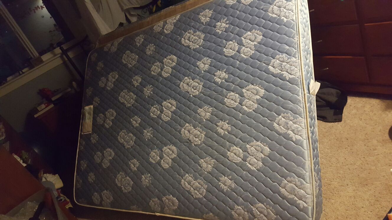 Full Size Mattress Set - Simmons Maxipedic Correct Posture II