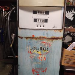 Old. Signal.      Gass Pump