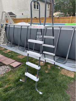 Pool ladder