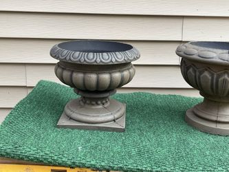 SMALL CONCRETE URN PLANTER 