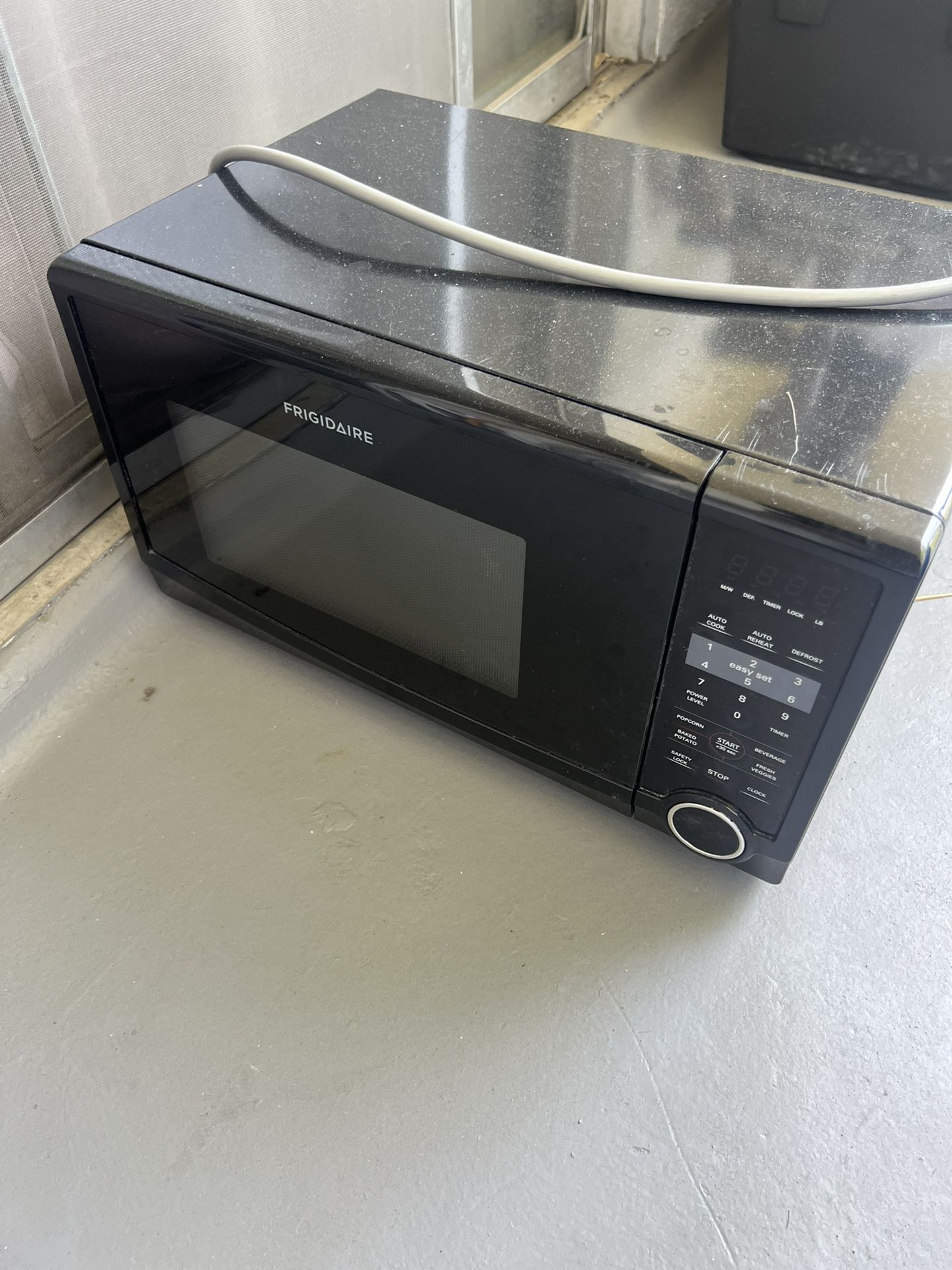 Frigidaire microwave Used Black