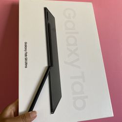 Samsung Galaxy Tab S8 Ultra (14.6” super AMOLED Display / 2022 Model) 128GB with samsung keyboard case & Accessories 