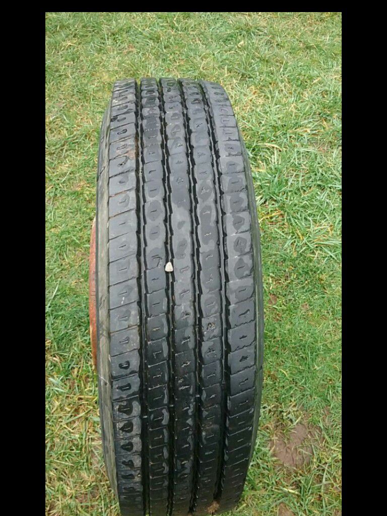 Tire 275/70R22.5 for trailer almost new